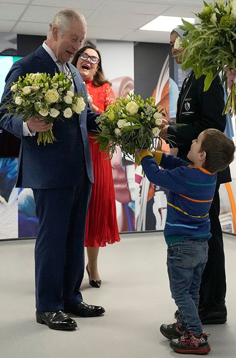 King Flowers reacts to little boy handing him flowers