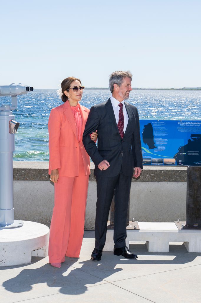 King Frederik and Queen Mary standing in front of the Øresund Bridge