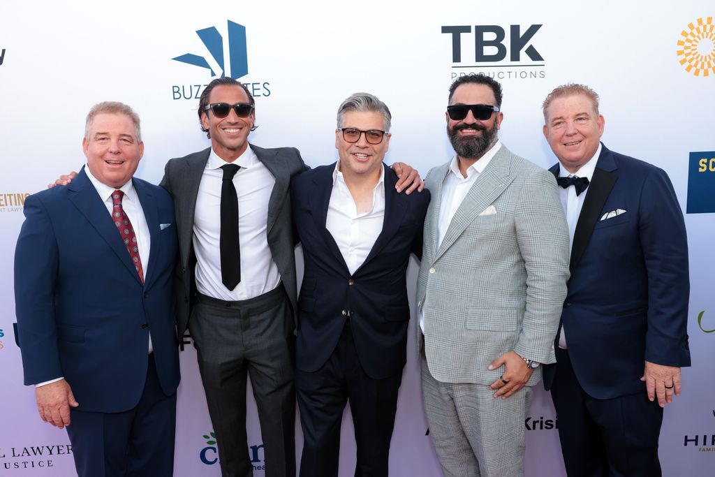 David Pump, Martin Blencowe, RJ Melman, Steven Galanis et Dana Pump assistent au dîner des célébrités du 25e anniversaire de la Fondation Harold et Carole Pump