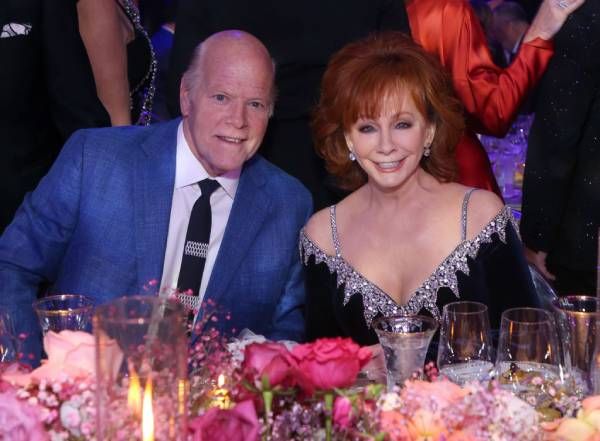 Reba McEntire is in a relationship with Rex Linn