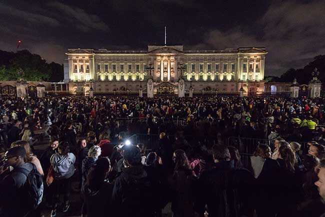 Buckingham Palace crowd