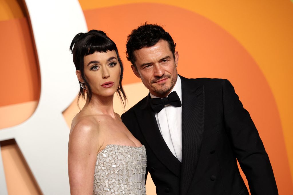 Katy Perry et Orlando Bloom se tenaient côte à côte portant une tenue formelle tout en posant sur le tapis rouge de la fête des Oscars Vanity Fair