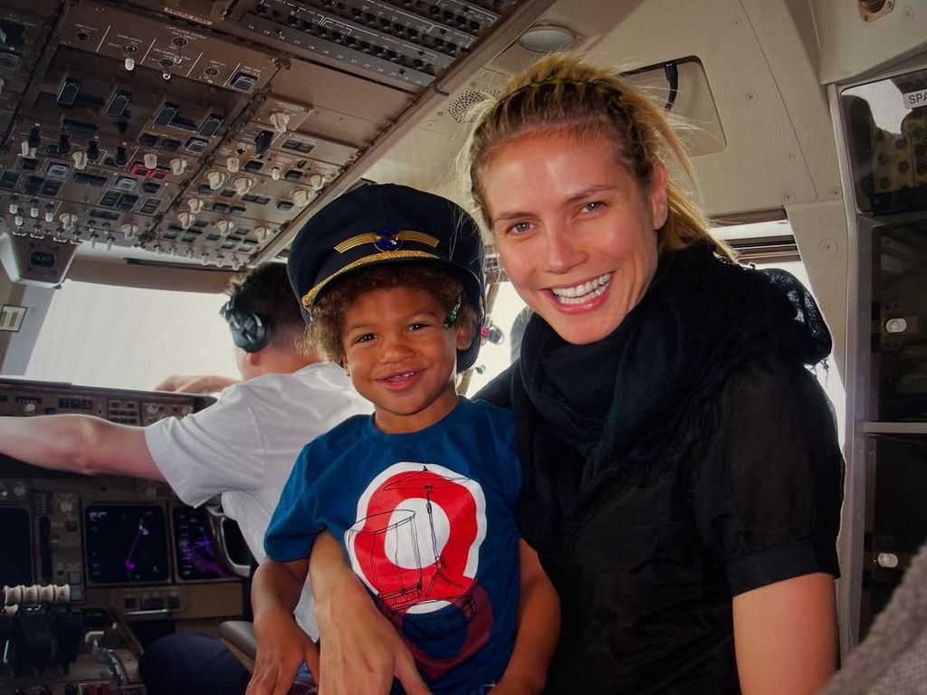 Heidi Klum et Henry Samuel posent pour une photo à l'intérieur du cockpit d'un avion, partagée sur Instagram