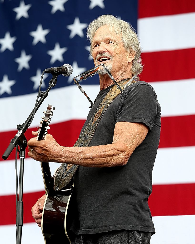 kris kristofferson singing on stage