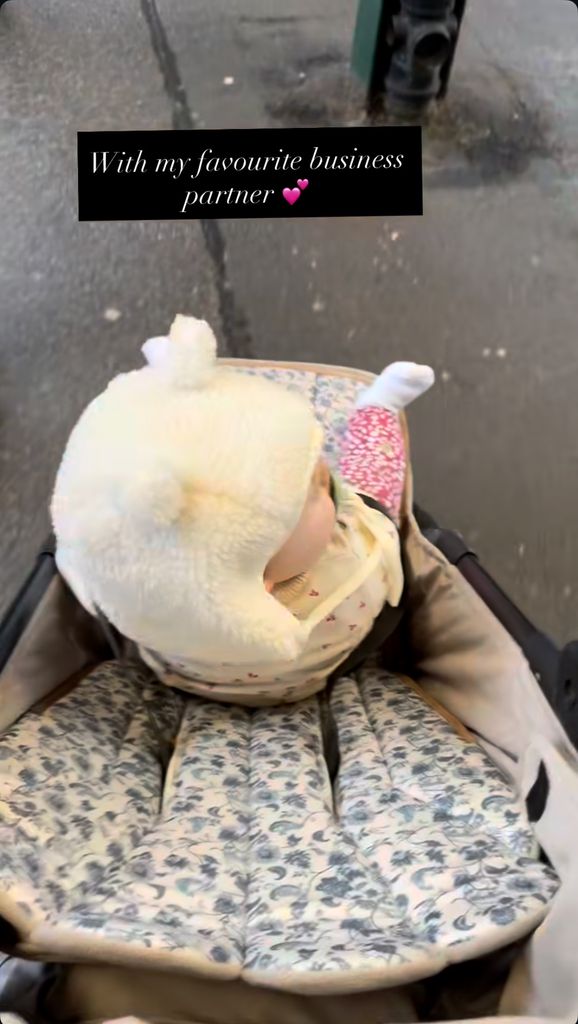 Une photo d'une petite fille portant une capuche en forme d'ours 