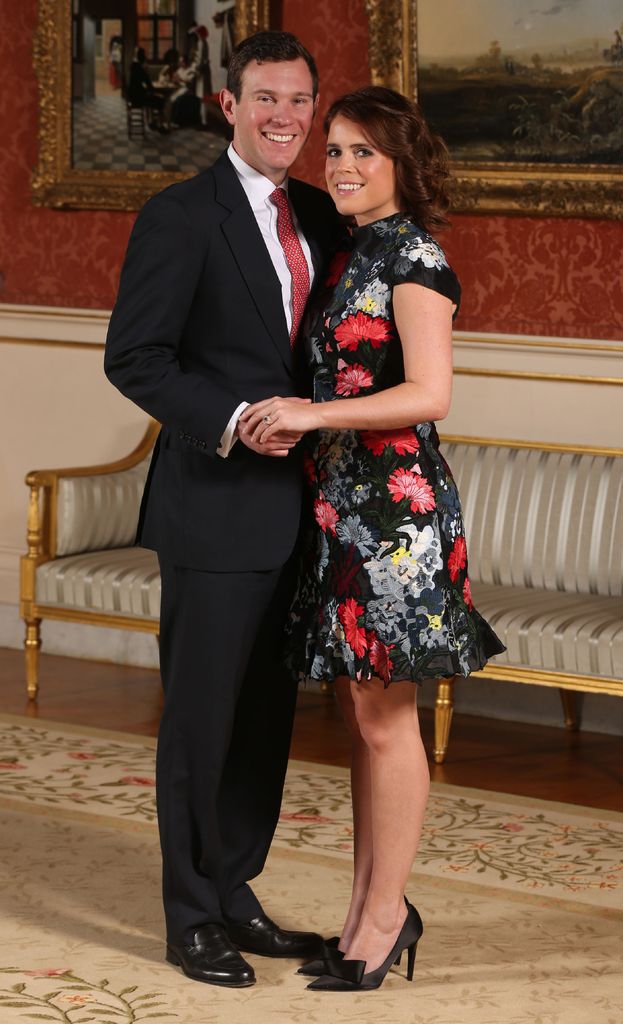 Putri Eugenie dari York berpose bersama tunangannya Jack Brooksbank di Galeri Gambar di Istana Buckingham di London pada 22 Januari 2018, setelah mengumumkan pertunangan mereka. 