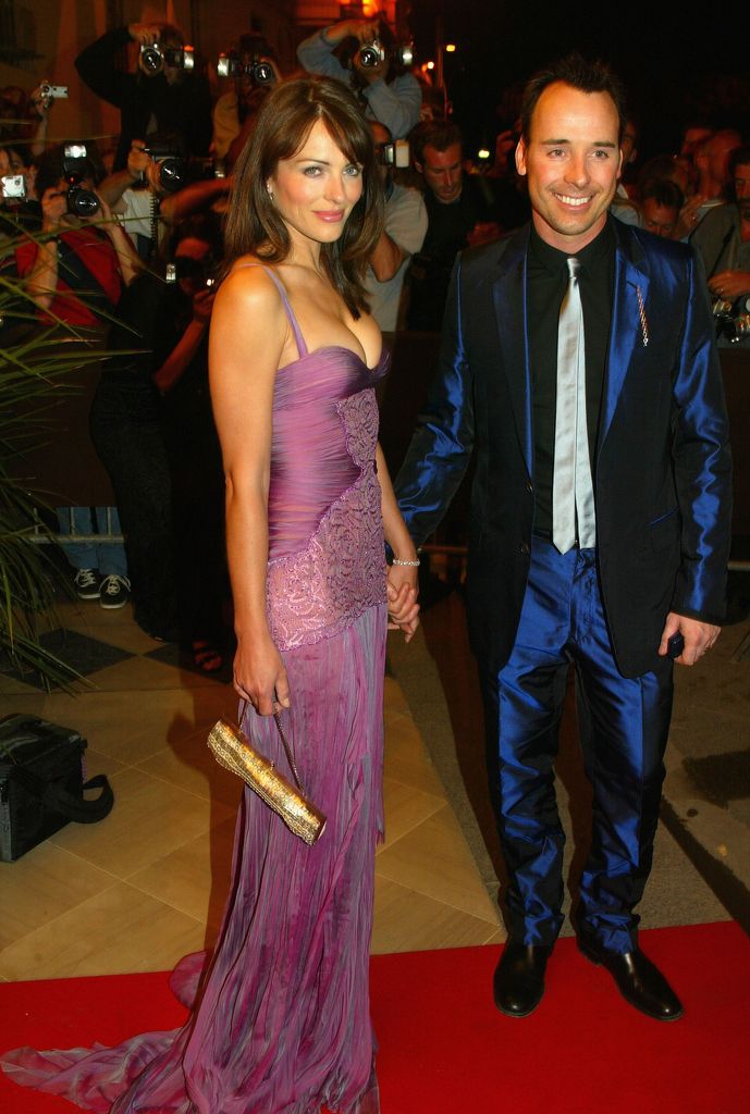 Elizabeth Hurley i David Furnish na czerwonym dywanie w Cannes w 2003 roku