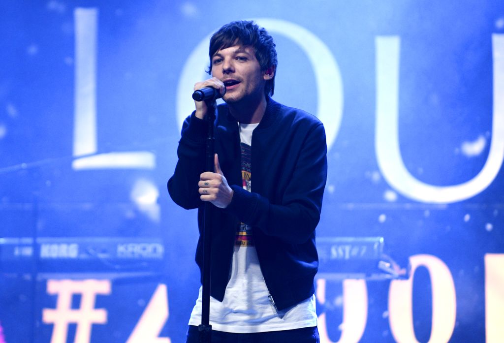 Louis Tomlinson performing