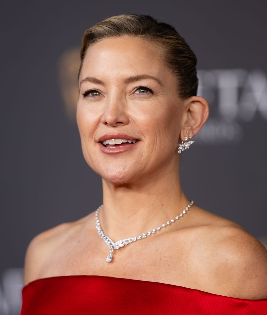 La peau « nue » de Jessie Buckley aux BAFTA a duré un an – exclusif 4 Kate Hudson assiste aux EE BAFTA Film Awards 2026