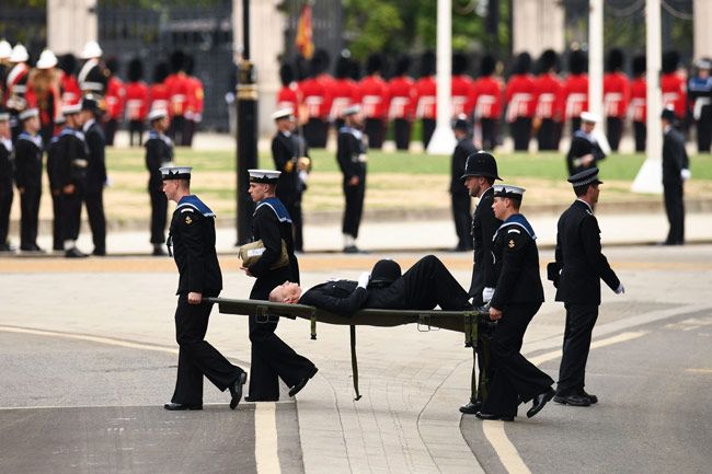policeman fainting at queen's funeral