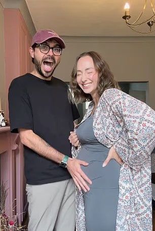 Ruth Clapton Boyfriend enceinte Peter avec la main sur sa bosse