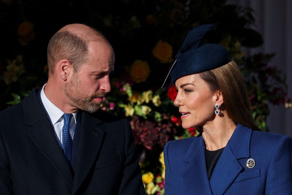 Le prince britannique William, prince de Galles (à gauche) et la britannique Catherine, princesse de Galles, attendent lors d'une cérémonie de vœux pour le président allemand à Windsor, le 3 décembre 2025.
