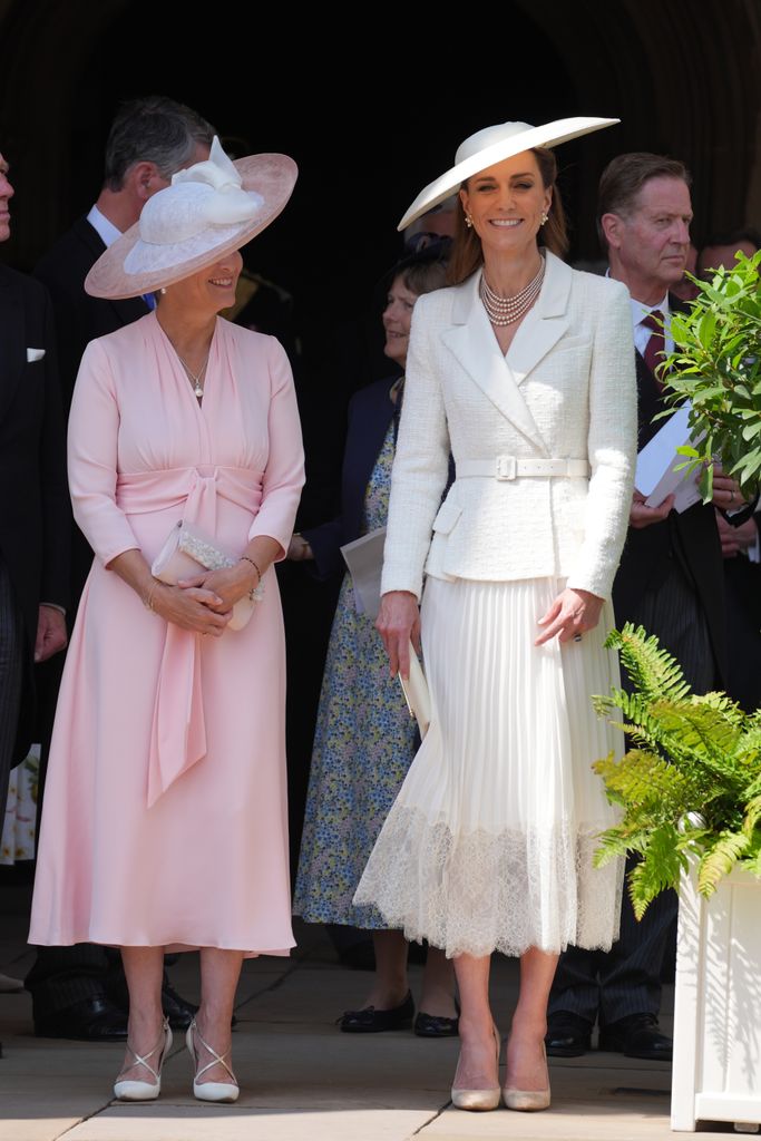 Sophie, Duches de Edimburgo en OD Pink Lafy Road, Princesa de Gales con un atuendo blanco