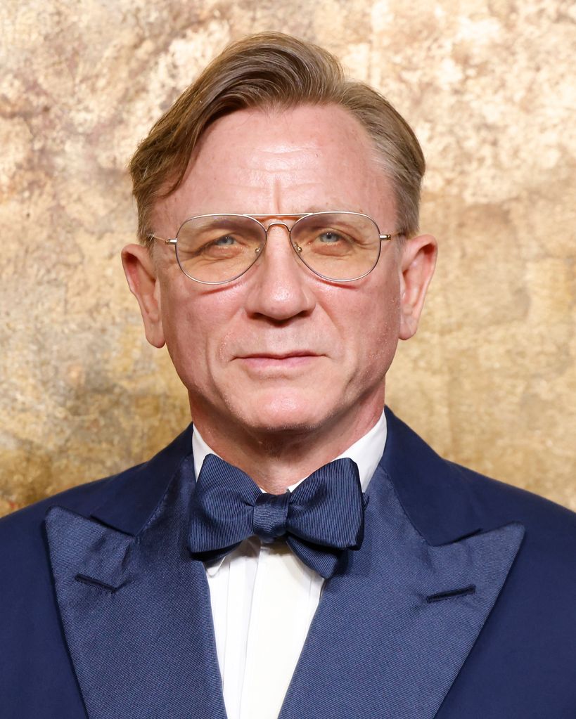  Daniel Craig showcased his new hairstyle