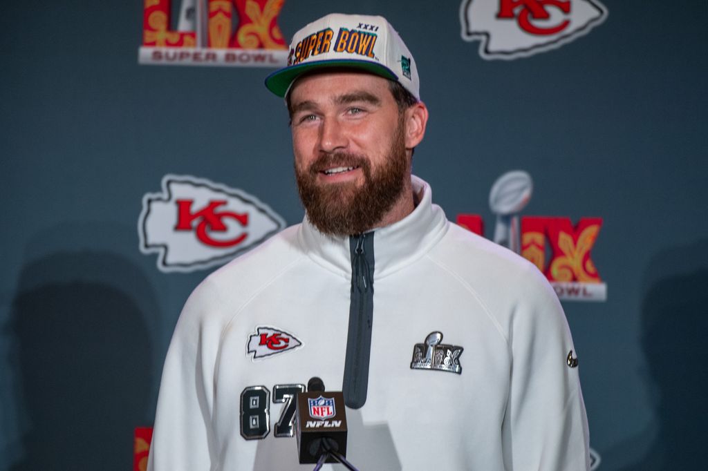 Travis Kelce # 87 des Chiefs de Kansas City parle lors d'une conférence de presse avant le Super Bowl Lix au Marriott de la Nouvelle-Orléans le 06 février 2025 à la Nouvelle-Orléans, en Louisiane,
