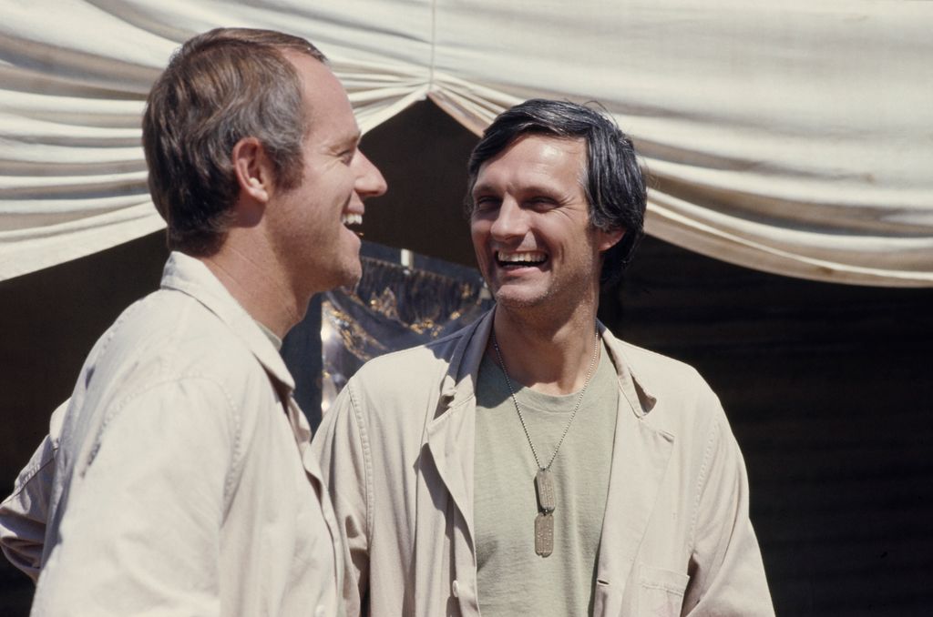 Mike Farrell et Alan Alda lors du tournage de l'émission de télévision M * A * S * H, États-Unis, août 1976. Ils jouent les personnages BJ Hunnicutt et Hawkeye Pierce.