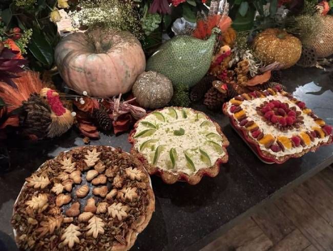 Blake Lively Thanksgiving pie photo