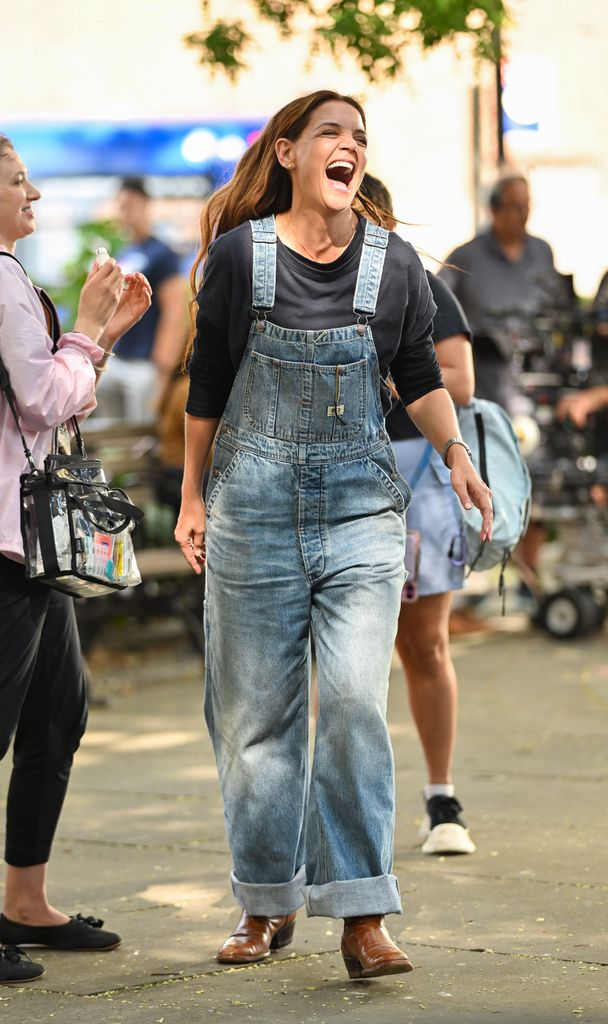 Katie Holmes a canalisé le cool hors service dans les salopettes