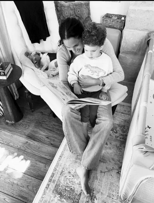archie reading with mom meghan