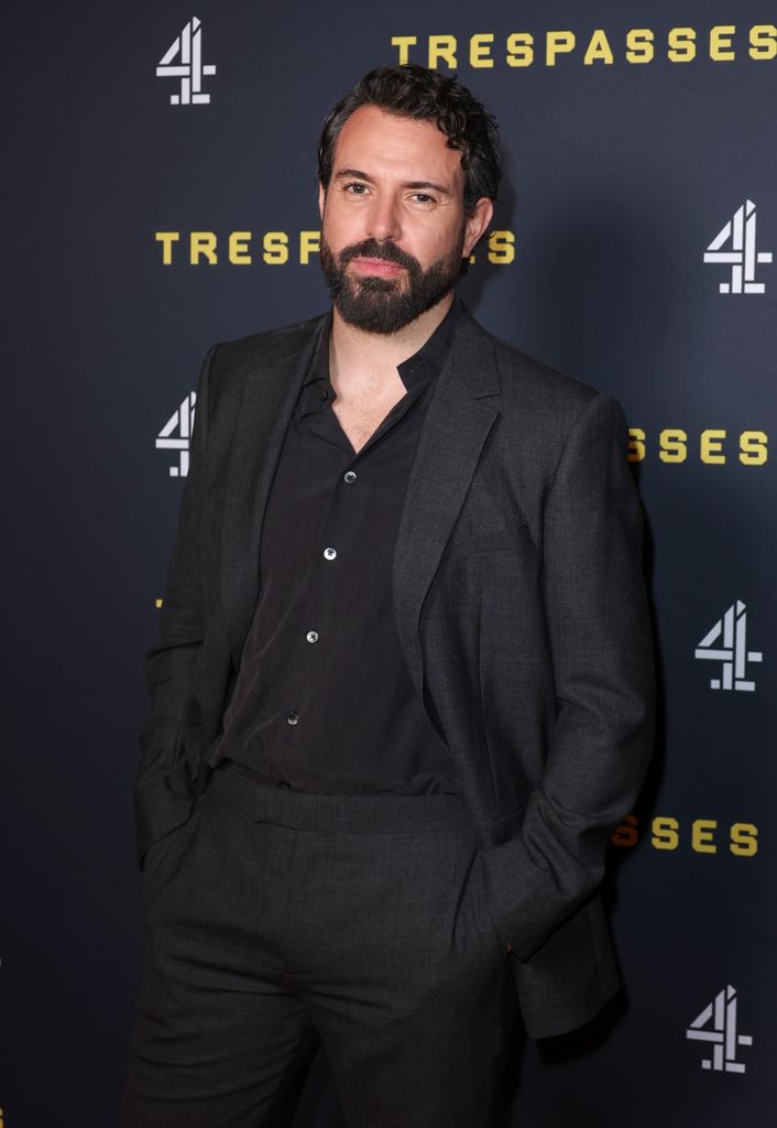 Le nouveau drame Netflix « électrique » de la star de Downton Abbey, Walk the Blue Fields, est sur ma liste de surveillance 3 Tom Cullen portant un costume noir au "Intrusions" séance photo