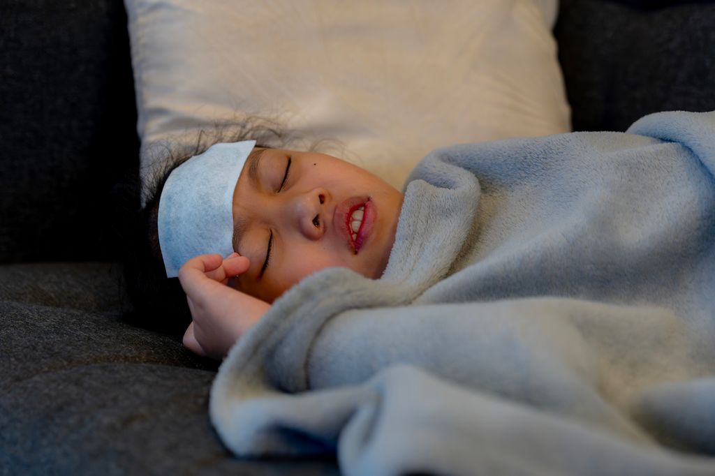 Mom takes Care daughter gets sick and has a high fever, and puts cooling fever.