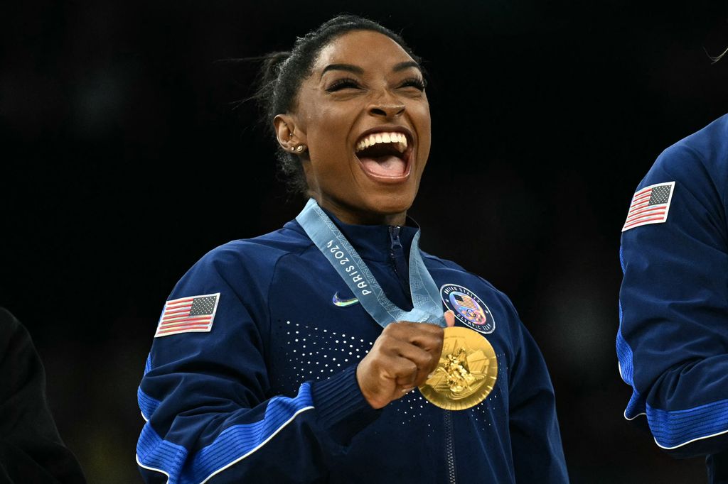 A norte-americana Simone Biles posa com a medalha de ouro durante a cerimônia do pódio da final feminina de ginástica artística por equipes durante os Jogos Olímpicos de Paris 2024