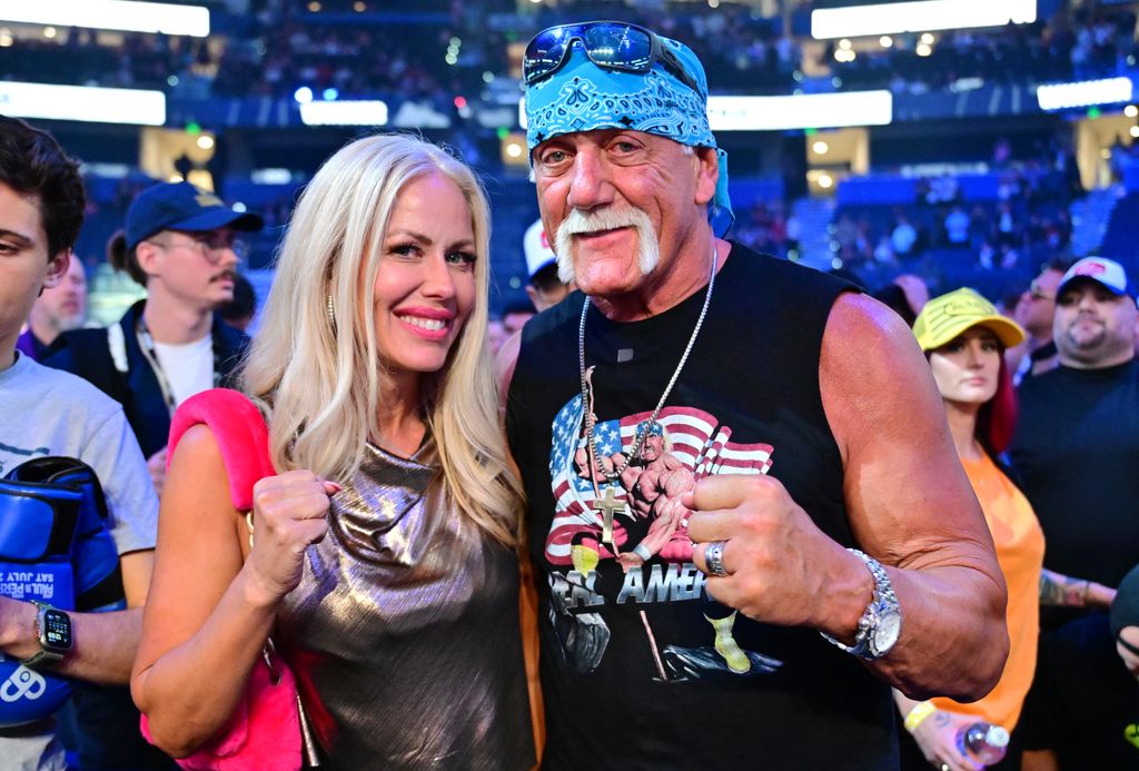 Gâchis "Hulk Hogan" Bollea pose avec sa femme Sky tous les jours lors de l'événement principal de Jake Paul vs Mike Perry à Amalie Arena le 20 juillet 2024 à Tampa, en Floride,