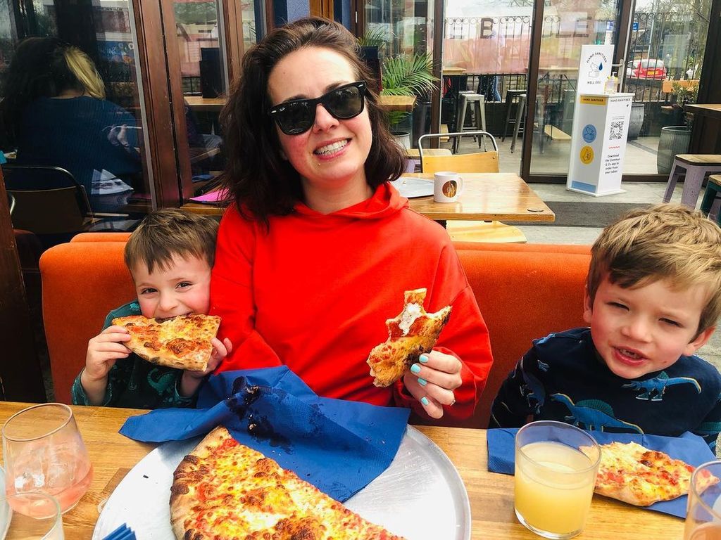 Nina and her sons eating pizza