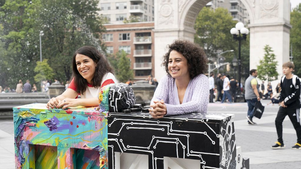 T2E8HW BROAD CITY, from left: Abbi Jacobson, Ilana Glazer, 'Stories', (Season 5, ep. 501, aired Jan. 24, 2019). photo: Cara Howe / ©Comedy Central / Courtesy: Everett Collection