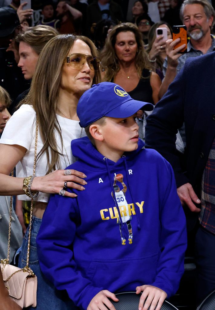 jennifer lopez and samuel affleck at basketball