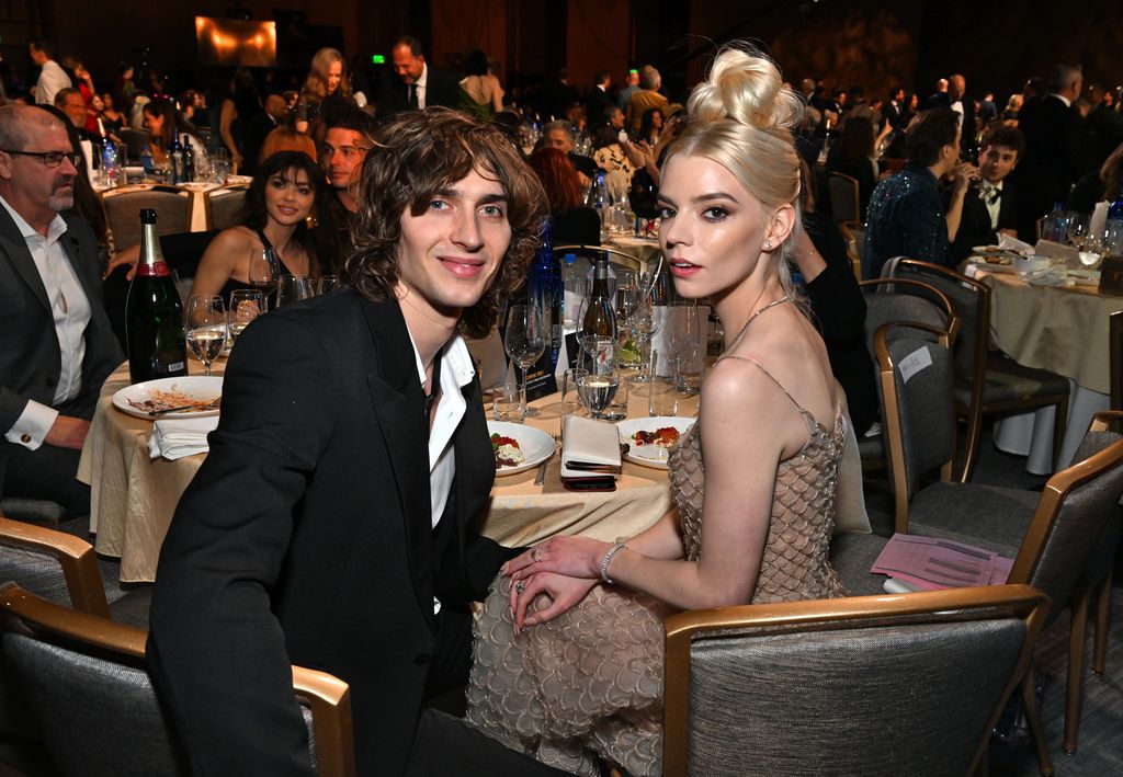 LOS ANGELES, CALIFORNIE - 15 JANVIER : (LR) Malcolm McRae et Anya Taylor-Joy assistent à la célébration de Champagne Collet & OBC Wines lors de la 28e édition des Critics Choice Awards au Fairmont Century Plaza le 15 janvier 2023 à Los Angeles, Californie. (Photo de Michael Kovac/Getty Images pour Champagne Collet et OBC Wines)