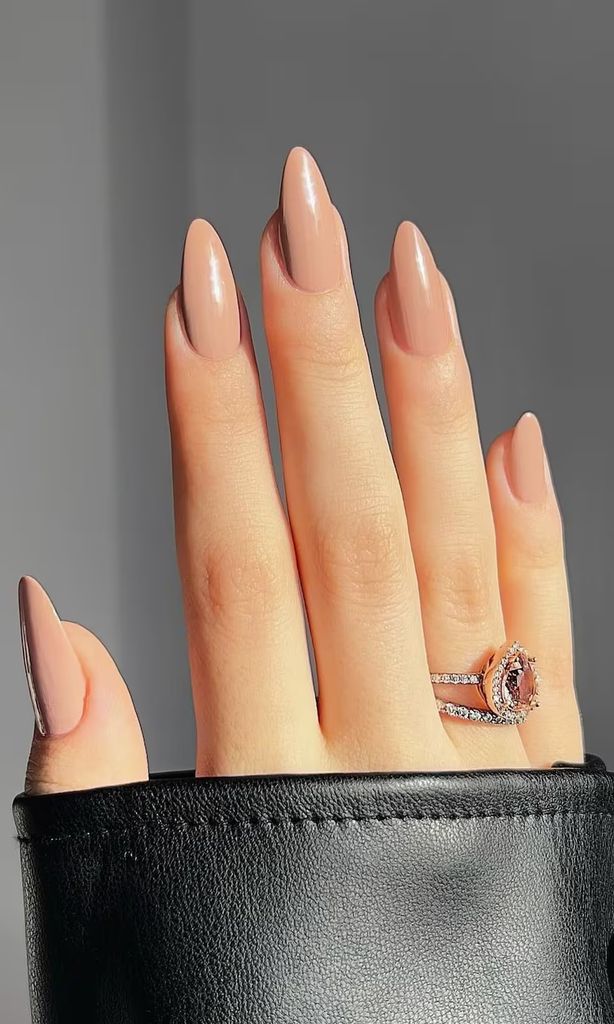 grandmacore neutral nails beige peach manicure