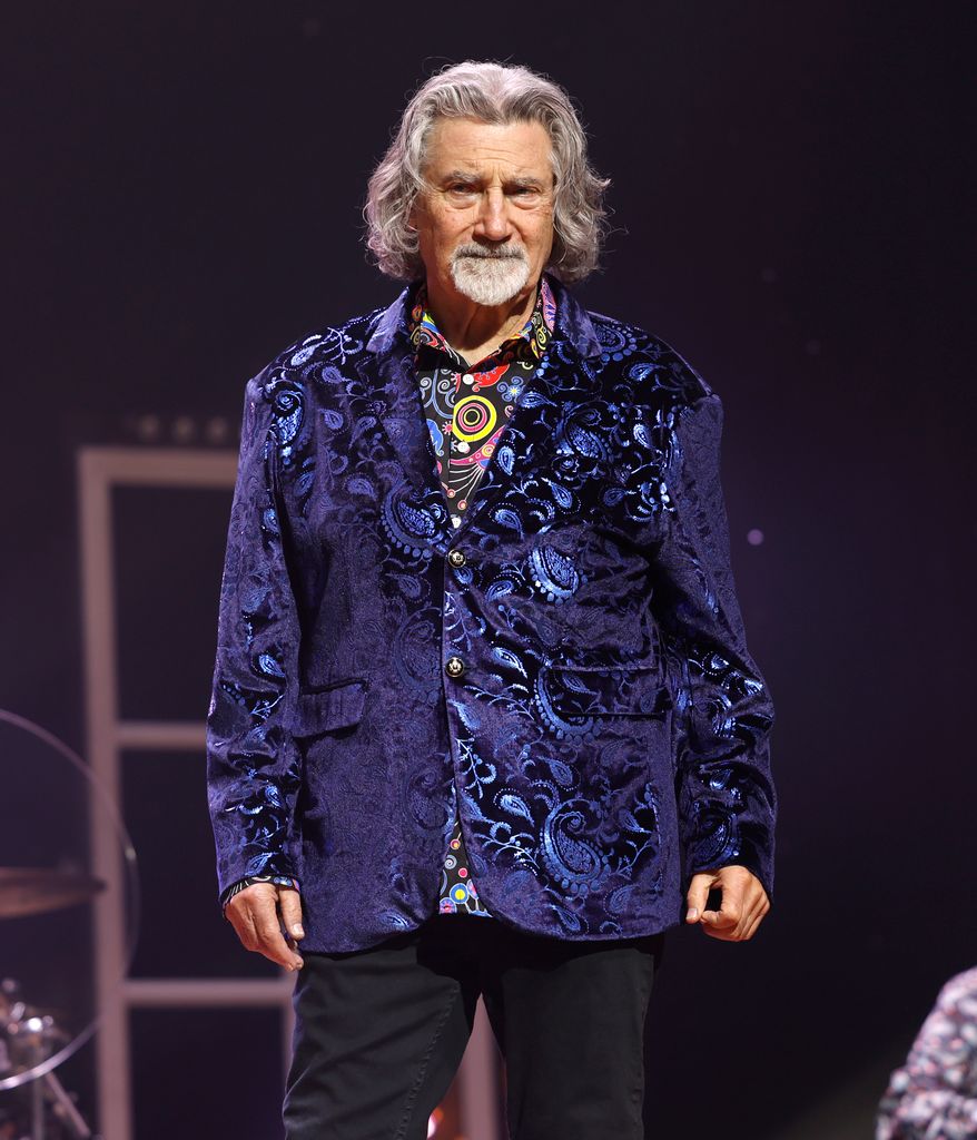 richard sterban blue jacket on stage