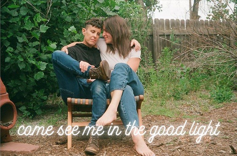 Come See Me in the Good Light, nominée aux Oscars, pourrait être la montre la plus déchirante de 2026 5 Andrea et Megan s'embrassent sur un banc