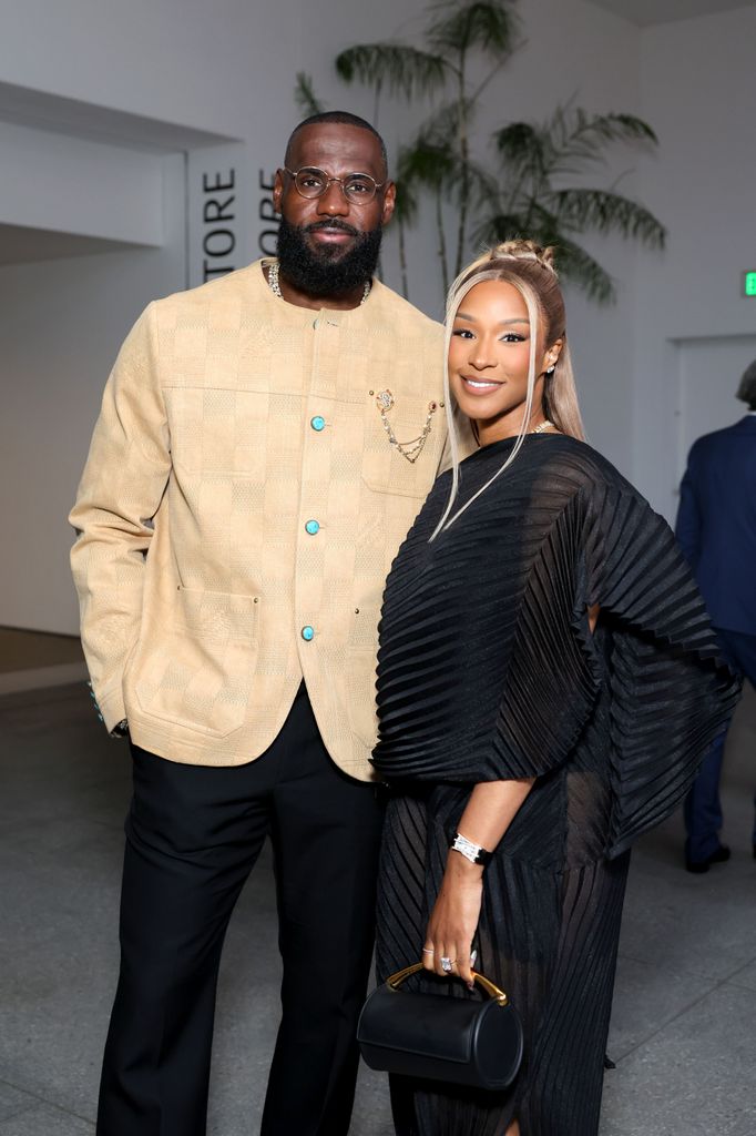 LeBron James dans une veste champagne à col montant avec sa femme Savannah.