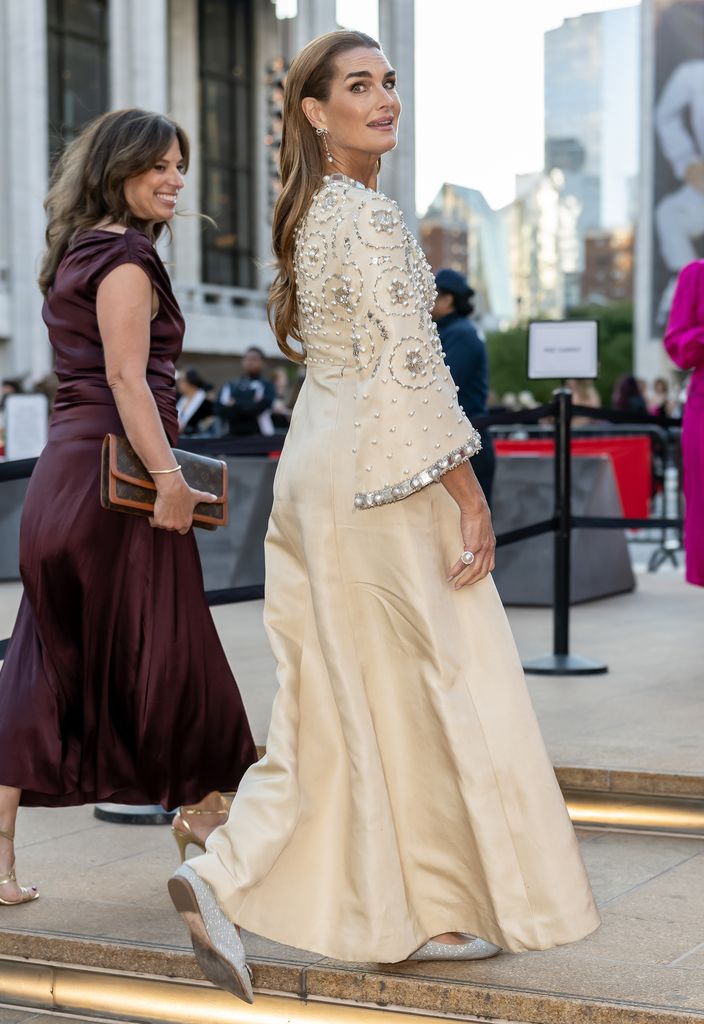 Brooke Shields surpreendeu com o visual digno de uma rainha