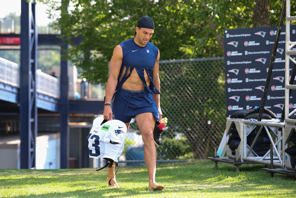 Mack Hollins (13), grand receveur des New England Patriots, prend le terrain avant le camp d'entraînement des New England Patriots