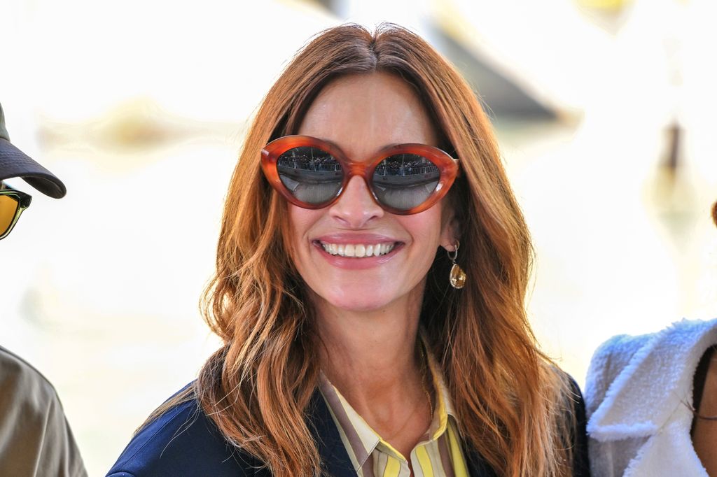 Julia Roberts wearing navy superga cotu tennis shoes sneakers in Venice