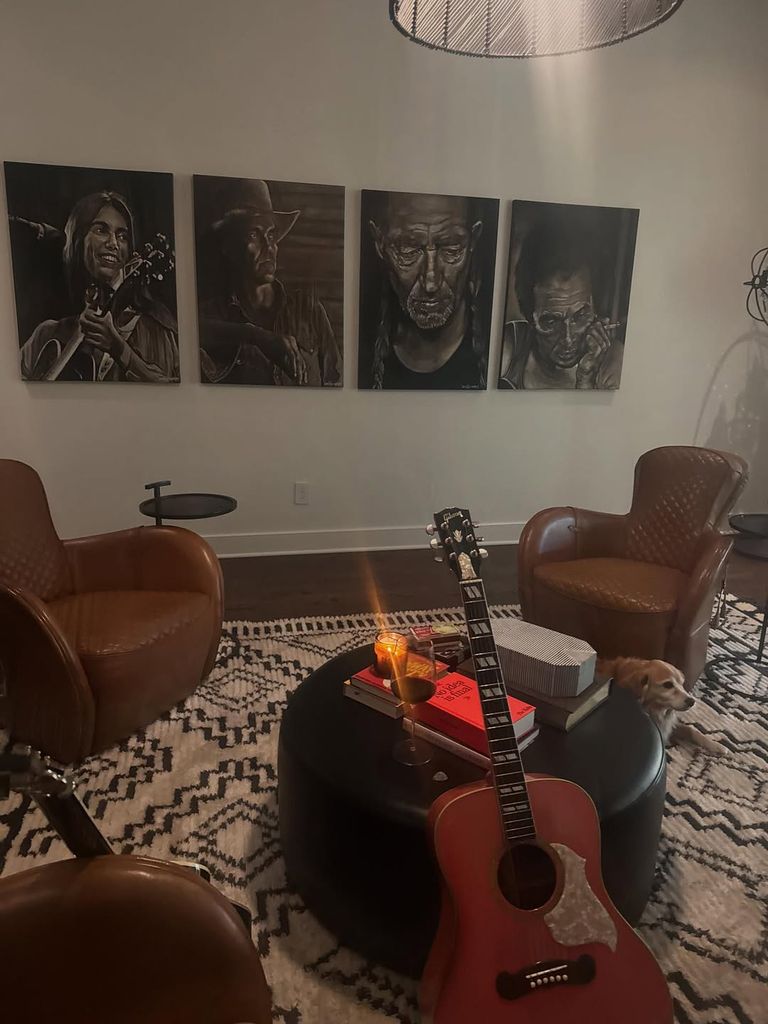 À l'intérieur de la maison de Miranda - avec des peintures de légendes de la musique 