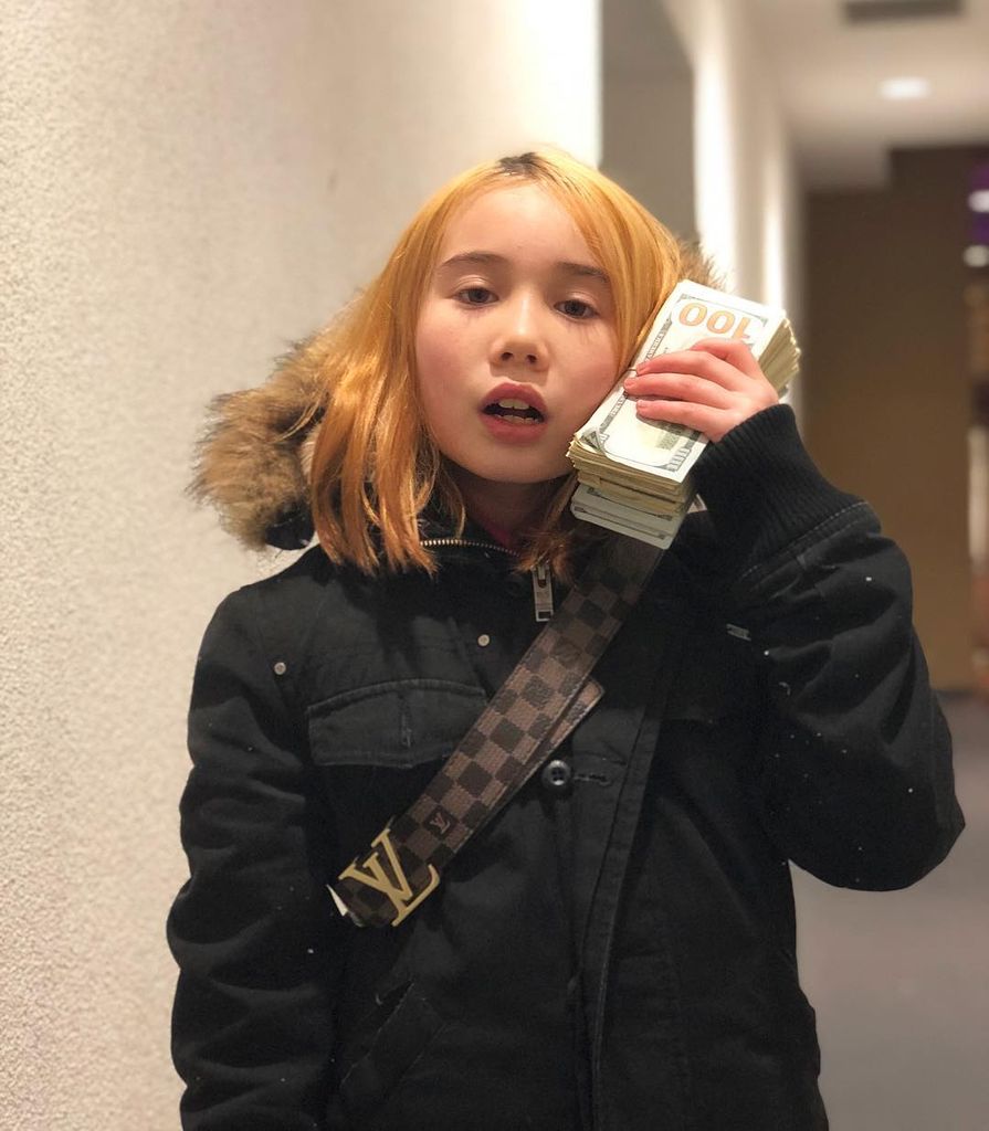 lil tay holding money