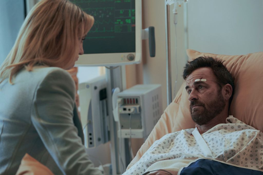 Kate Hudson as Isla Gordon and Justin Theroux as Cam Gordon in Running Point