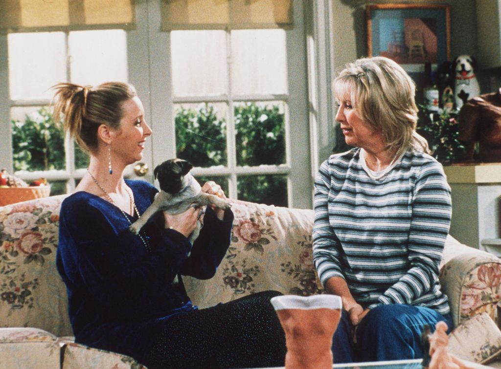 Lisa Kudrow and Teri Garr chatting on sofa