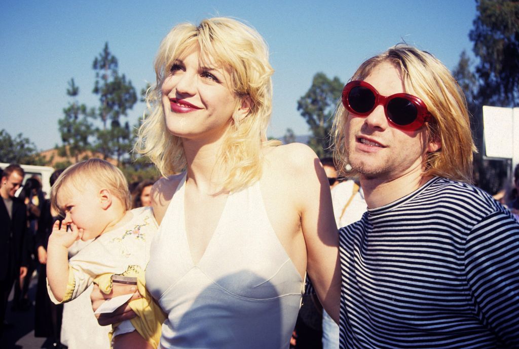 Kurt Cobain do Nirvana (à direita) com a esposa Courtney Love e a filha Frances Bean Cobain no início dos anos 1990