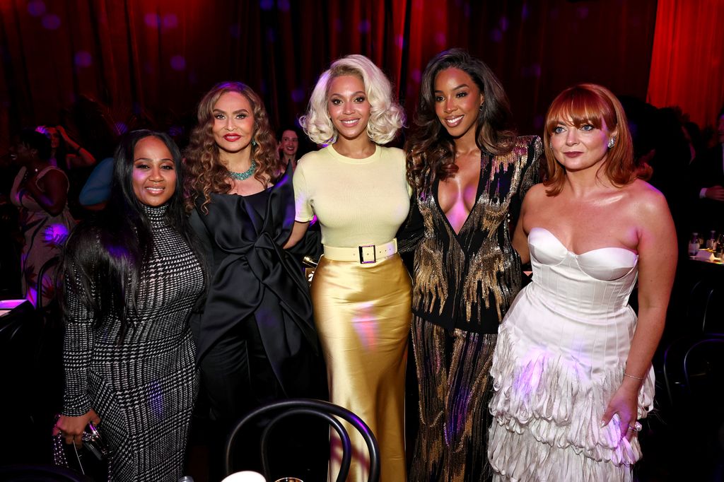 Tina Knowles, Beyonce, Kelly Rowland i Samantha Barry pozują w ciemnym pokoju