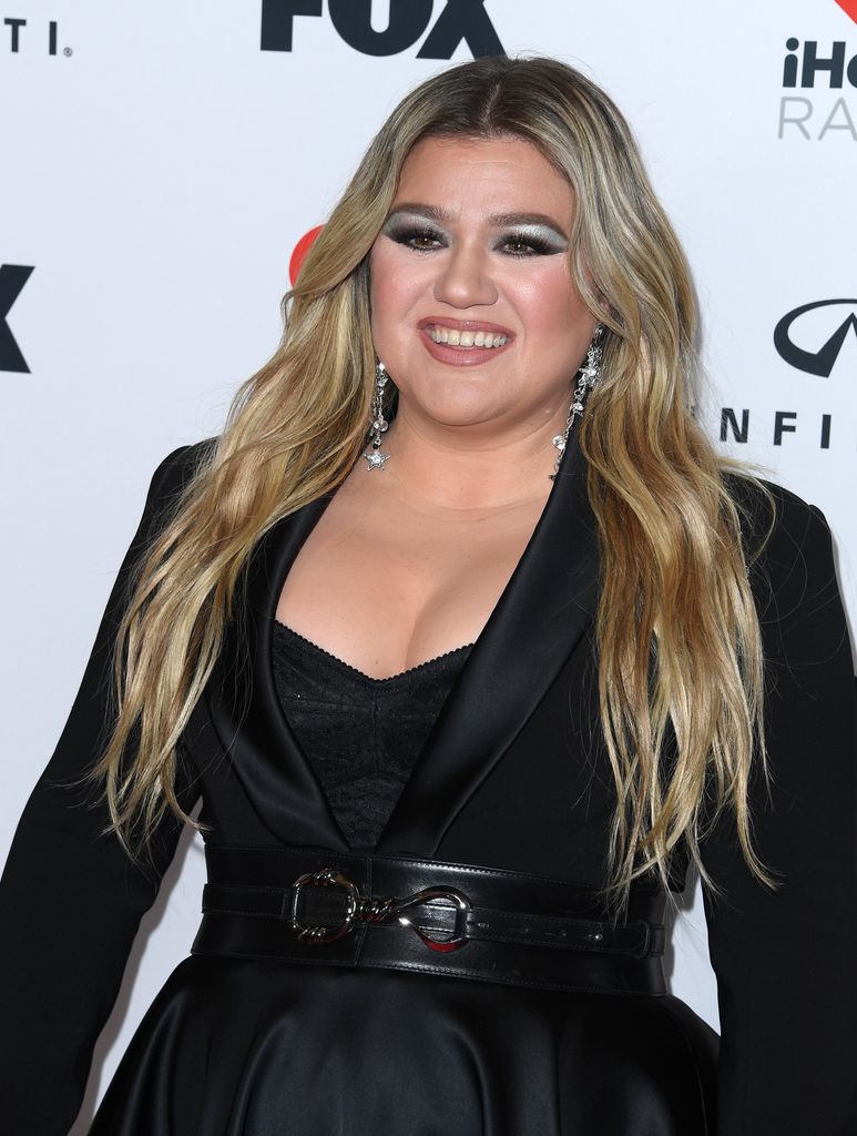 Kelly Clarkson in a blacker blazer on the red carpet