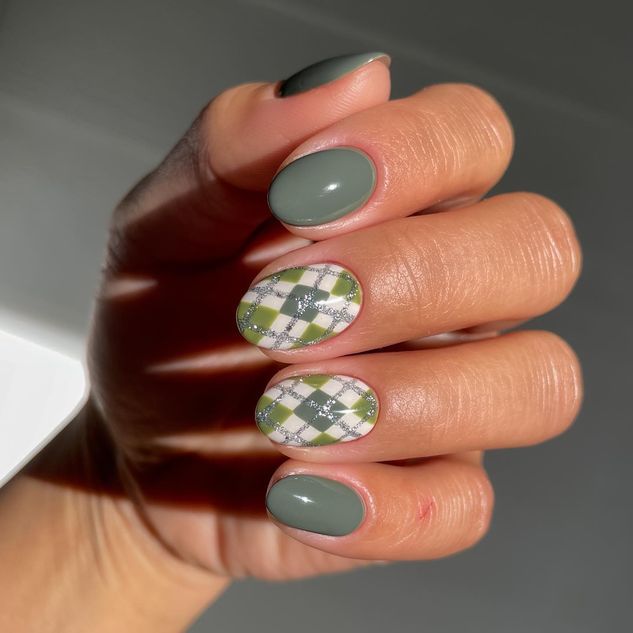 omgcutegels green plaid nails with sparkle