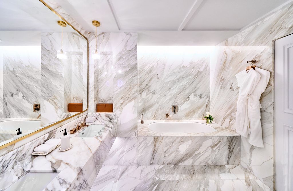The impeccable marble bathroom in the Grace Kelly Suite