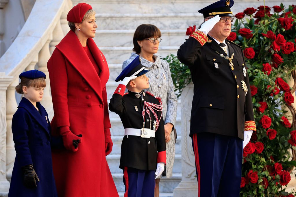 (Od lewej) Księżniczka Gabriella, księżna Charlene z Monako, książę Jacques z Monako, księżna Stephanie z Monako i książę Albert II z Monako stoją na baczność w Pałacu Książęcym w Monako