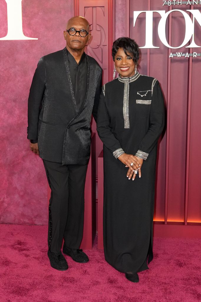 Denzel Washington en costume noir avec sa femme LaTanya sur le tapis rouge.