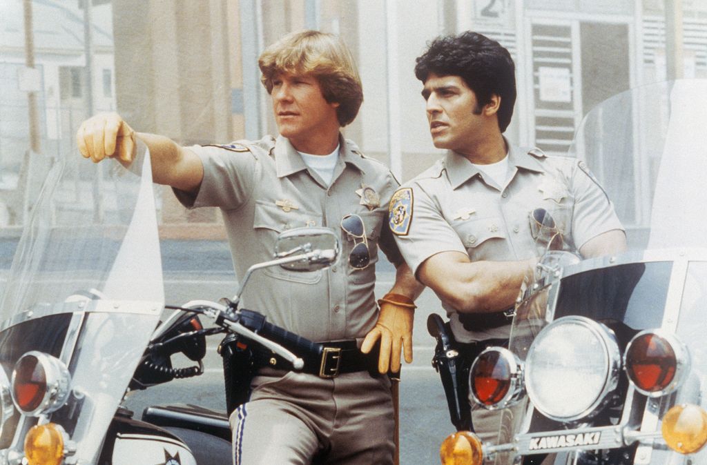 La star des CHiPs, Erik Estrada, 76 ans, n'a pas pris une ride 1 Erik Estrada dans le rôle de l'officier Francis Llewellyn 'Ponch' Poncherello et Larry Wilcox dans le rôle de l'officier Jon Baker
